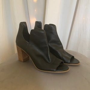 NWOT Steve Madden 9.5 Black Leather Open Toe Pumps